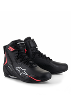 Sapatos Alpinestars Stella Faster-4 Drystar®, sapatos de motociclismo para mulher, pretos, cinzentos e coral fluo, com tecnologia Drystar® impermeável, fecho de atacadores com tira de velcro segura, e detalhes em coral vibrante com logótipo Alpinestars em branco