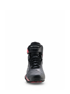 Sapatos Alpinestars Stella Faster-4 Drystar®, sapatos de motociclismo para mulher, preto, cinzento e coral fluo, vista frontal com fecho de atacadores, tira protetora no tornozelo com logótipo e detalhes em coral