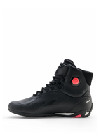 Sapatos Alpinestars Stella Faster-4 Drystar®, sapatos de motociclismo para mulher, pretos e Coral Fluo, vista de perfil lateral mostrando a parte superior em microfibra sem costuras, fecho de atacadores e detalhe de proteção do tornozelo em coral
