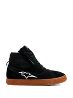 Alpinestars Stated Waterproof Shoes, sapatilhas altas de motociclismo pretas, construção em camurça e malha, logótipo Alpinestars branco, sola vulcanizada de borracha castanha salpicada, calçado urbano para motociclismo, design moderno inspirado no skate