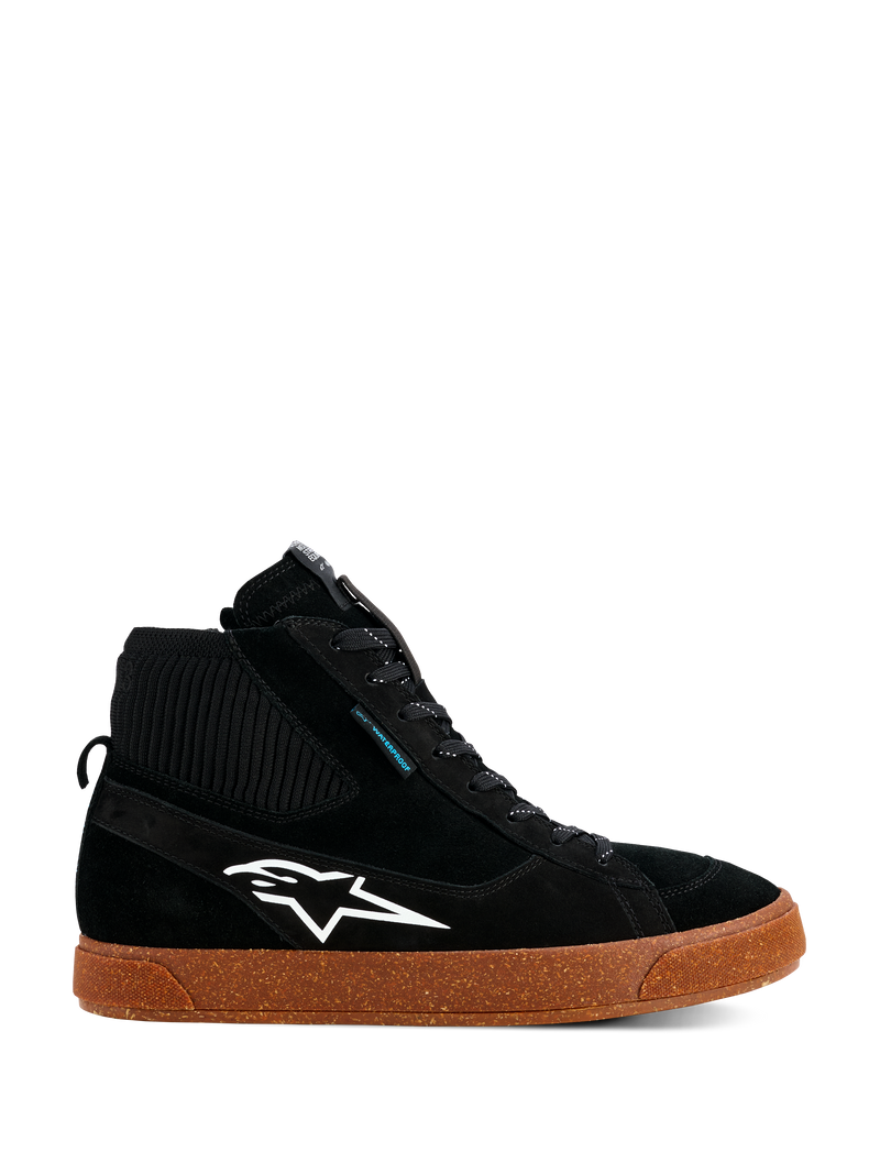 Alpinestars Stated Waterproof Shoes, sapatilhas altas de motociclismo pretas, construção em camurça e malha, logótipo Alpinestars branco, sola vulcanizada de borracha castanha salpicada, calçado urbano para motociclismo, design moderno inspirado no skate