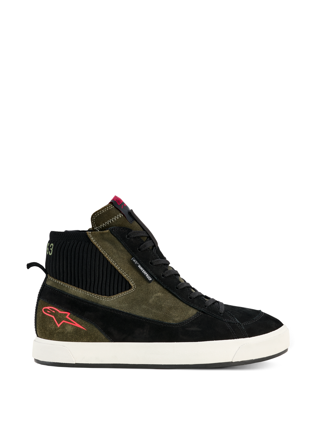 Sapatos Alpinestars Stated Waterproof, sapatilhas de motociclismo de cano alto, construção em camurça verde militar e preta, sola de borracha vulcanizada off-white, logótipo de estrela vermelha no calcanhar, colarinho de tornozelo canelado preto, design de inspiração urbana