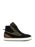 Sapatos Alpinestars Stated Waterproof, sapatilhas de motociclismo de cano alto, construção em camurça verde militar e preta, sola de borracha vulcanizada off-white, logótipo de estrela vermelha no calcanhar, colarinho de tornozelo canelado preto, design de inspiração urbana