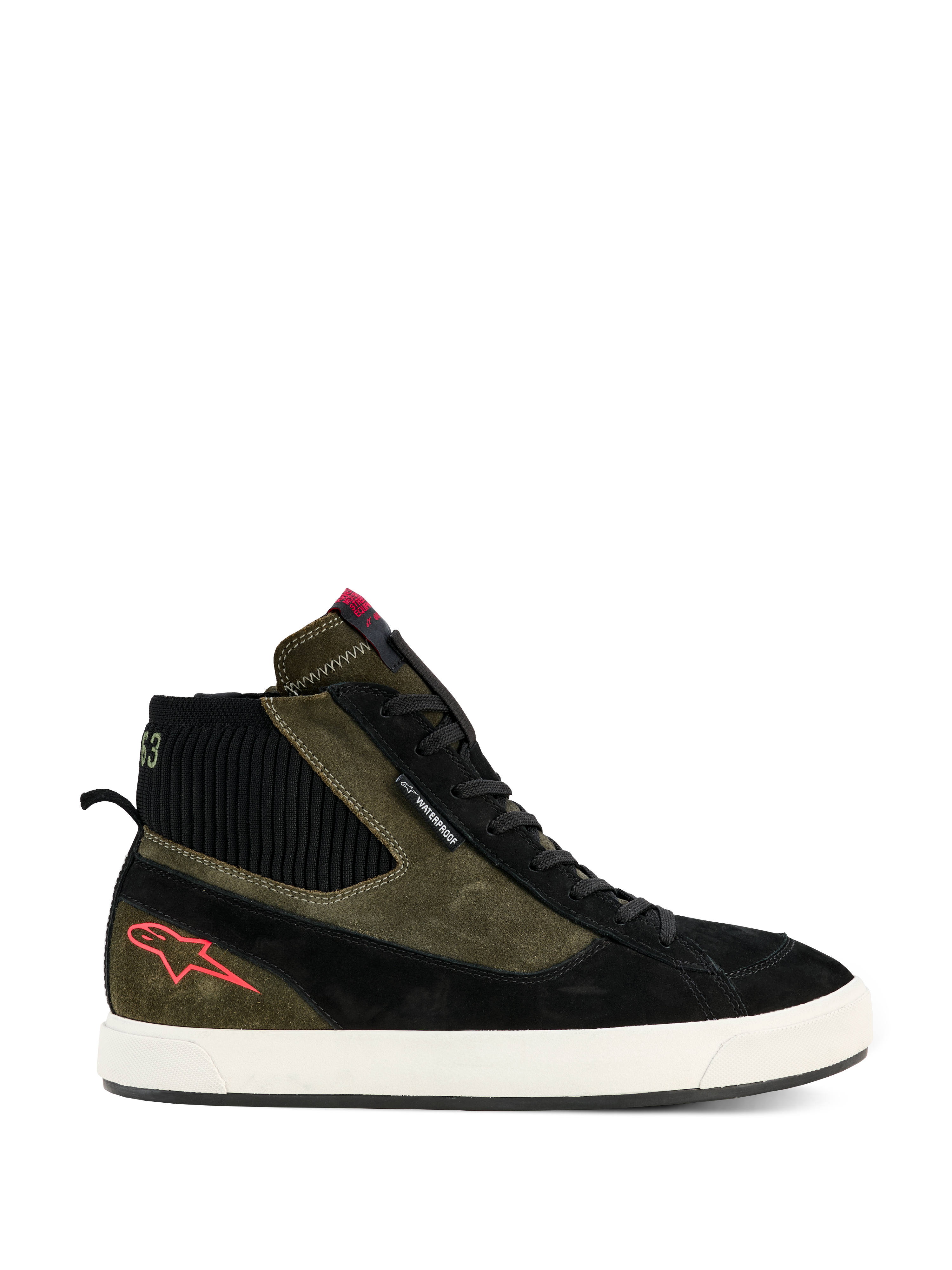 Sapatos Alpinestars Stated Waterproof, sapatilhas de motociclismo de cano alto, construção em camurça verde militar e preta, sola de borracha vulcanizada off-white, logótipo de estrela vermelha no calcanhar, colarinho de tornozelo canelado preto, design de inspiração urbana