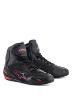 Sapatos Alpinestars Faster-3 Drystar®, sapatos de motociclismo, pretos e vermelho fluo, com perfil de cano alto, fecho de atacadores e tira no tornozelo, construção em microfibra com logótipo e detalhes em vermelho fluorescente.