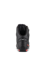 Sapatos Alpinestars Faster-3 Drystar®, sapatos de motociclismo, vista traseira mostrando o calcanhar e o tornozelo, microfibra preta com detalhes em vermelho fluo, tira refletora para visibilidade, calçado de proteção de inspiração desportiva para uso em estrada e urbano.