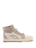 Alpinestars Ride-63 Leather Shoes, sapatos de motociclismo urbanos, Off White e Cool Gray com sola de borracha, design de cano alto com painéis em pele e camurça, logótipo de estrela Alpinestars na lateral e sola exterior de borracha vulcanizada texturizada.
