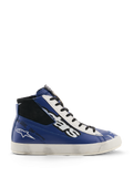Sapatos Alpinestars Stated Flair, sapatos de motociclismo urbano, azul brilhante, branco e preto, construção em pele de cano alto com um grande logótipo de estrelas branco e preto, texto 'One Goal. One Vision.' na lateral e uma sola vulcanizada branca de inspiração vintage com efeito de desgaste aplicado à mão.