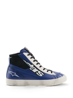 Sapatos Alpinestars Stated Flair, sapatos de motociclismo urbano, azul brilhante, branco e preto, construção em pele de cano alto com um grande logótipo de estrelas branco e preto, texto 'One Goal. One Vision.' na lateral e uma sola vulcanizada branca de inspiração vintage com efeito de desgaste aplicado à mão.