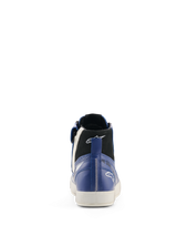Sapatos Alpinestars Stated Flair, sapatos de motociclismo urbano, azul vivo, branco e preto, vista traseira com colarinho superior preto e logótipo Astars branco, calcanhar em pele azul com costura vertical branca e sola de borracha vulcanizada branca.