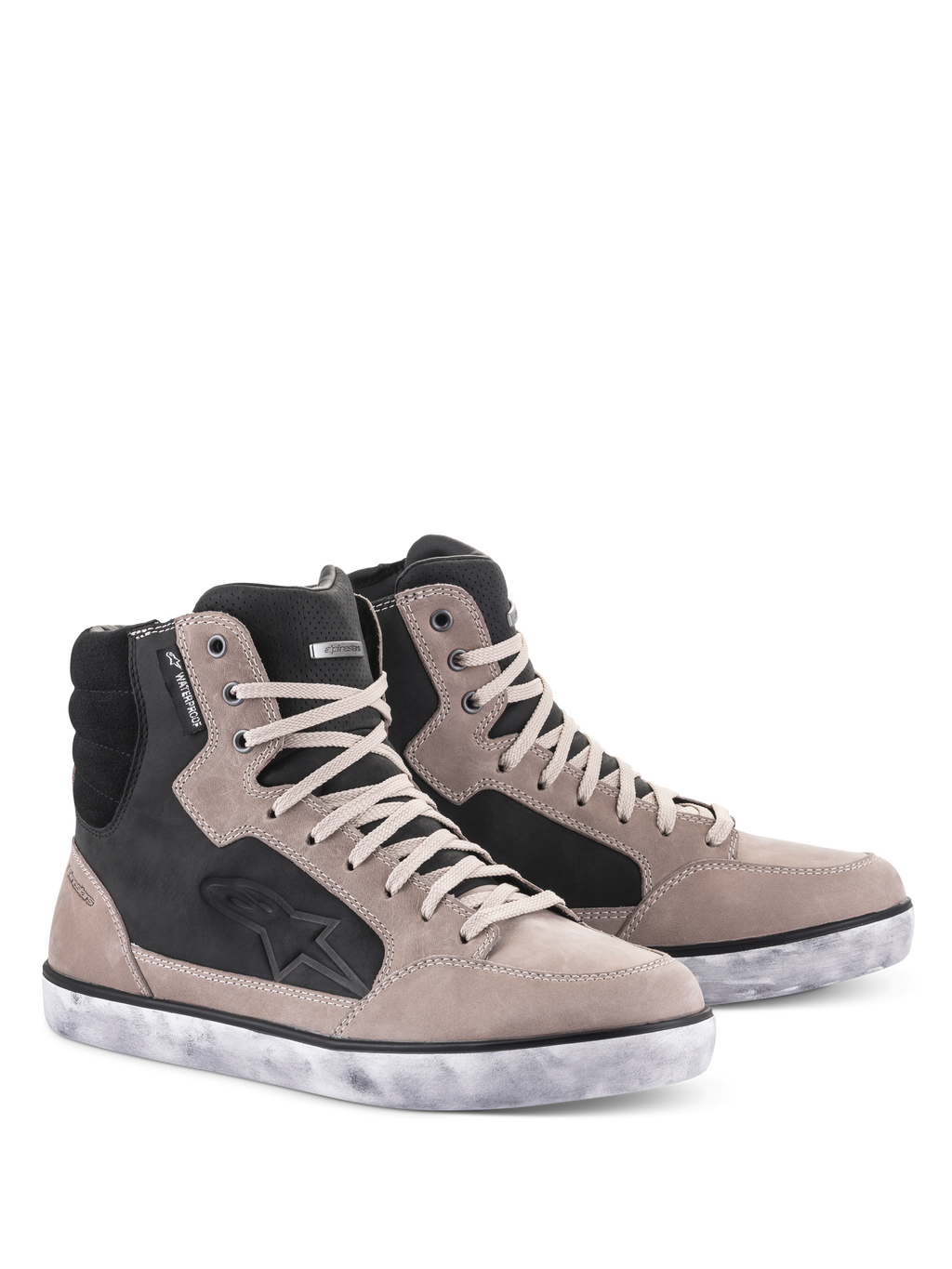Sapato Impermeável Alpinestars J-6, sapatos de motociclismo, Preto Flint e Branco, design de sapatilha de cano alto com sola branca de efeito desgastado, parte superior em camurça e pele com logótipo de estrela e etiqueta de impermeabilidade, calçado de condução urbana.