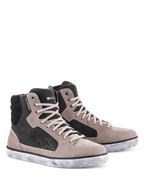Sapato Impermeável Alpinestars J-6, sapatos de motociclismo, Preto Flint e Branco, design de sapatilha de cano alto com sola branca de efeito desgastado, parte superior em camurça e pele com logótipo de estrela e etiqueta de impermeabilidade, calçado de condução urbana.
