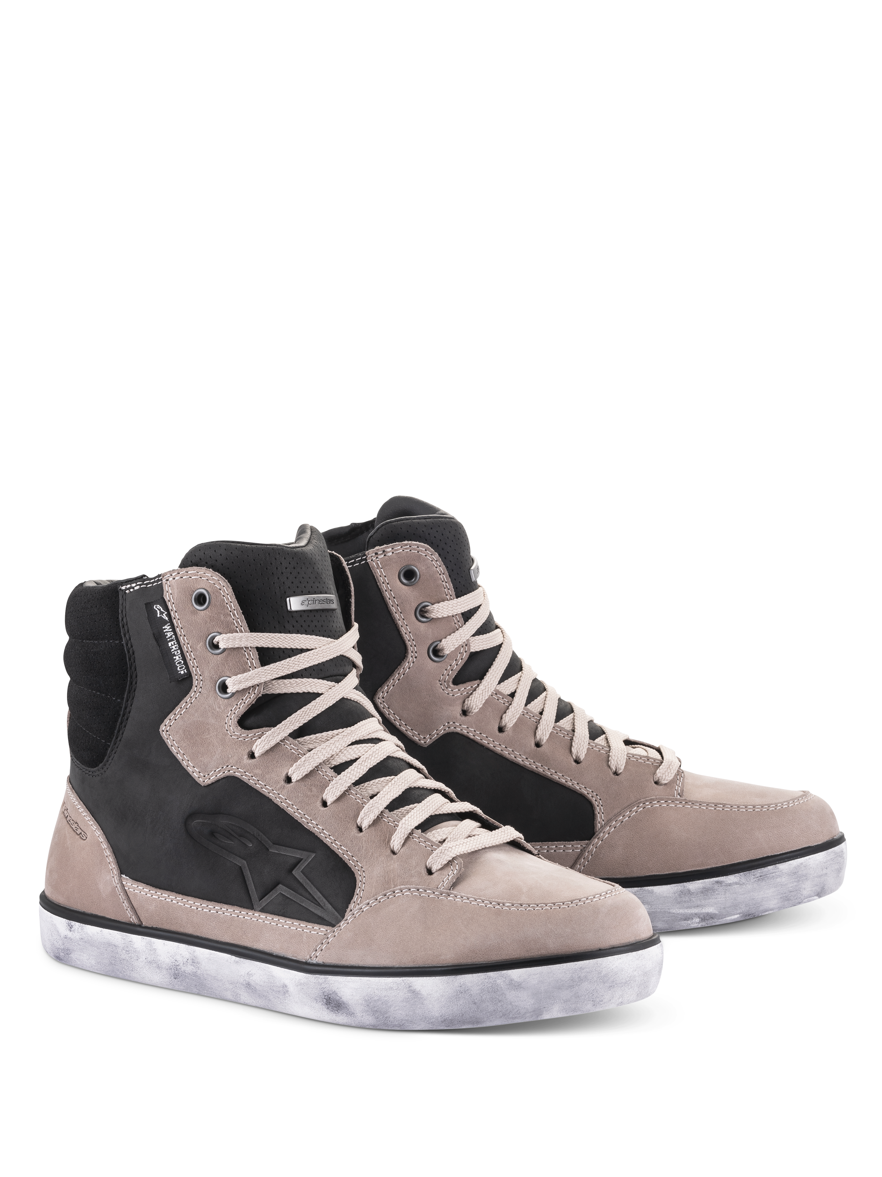 Sapato Impermeável Alpinestars J-6, sapatos de motociclismo, Preto Flint e Branco, design de sapatilha de cano alto com sola branca de efeito desgastado, parte superior em camurça e pele com logótipo de estrela e etiqueta de impermeabilidade, calçado de condução urbana.