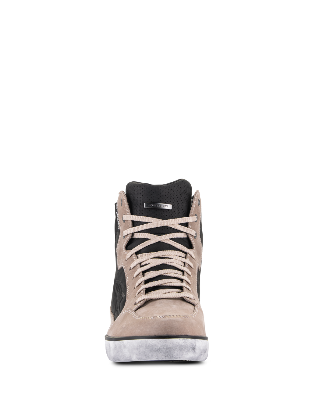 Alpinestars J-6 Waterproof Shoe em Preto Flint Branco, vista frontal, sapato de motociclismo estilo ténis em couro premium com atacadores bege, língua preta perfurada e sola branca com efeito desgastado