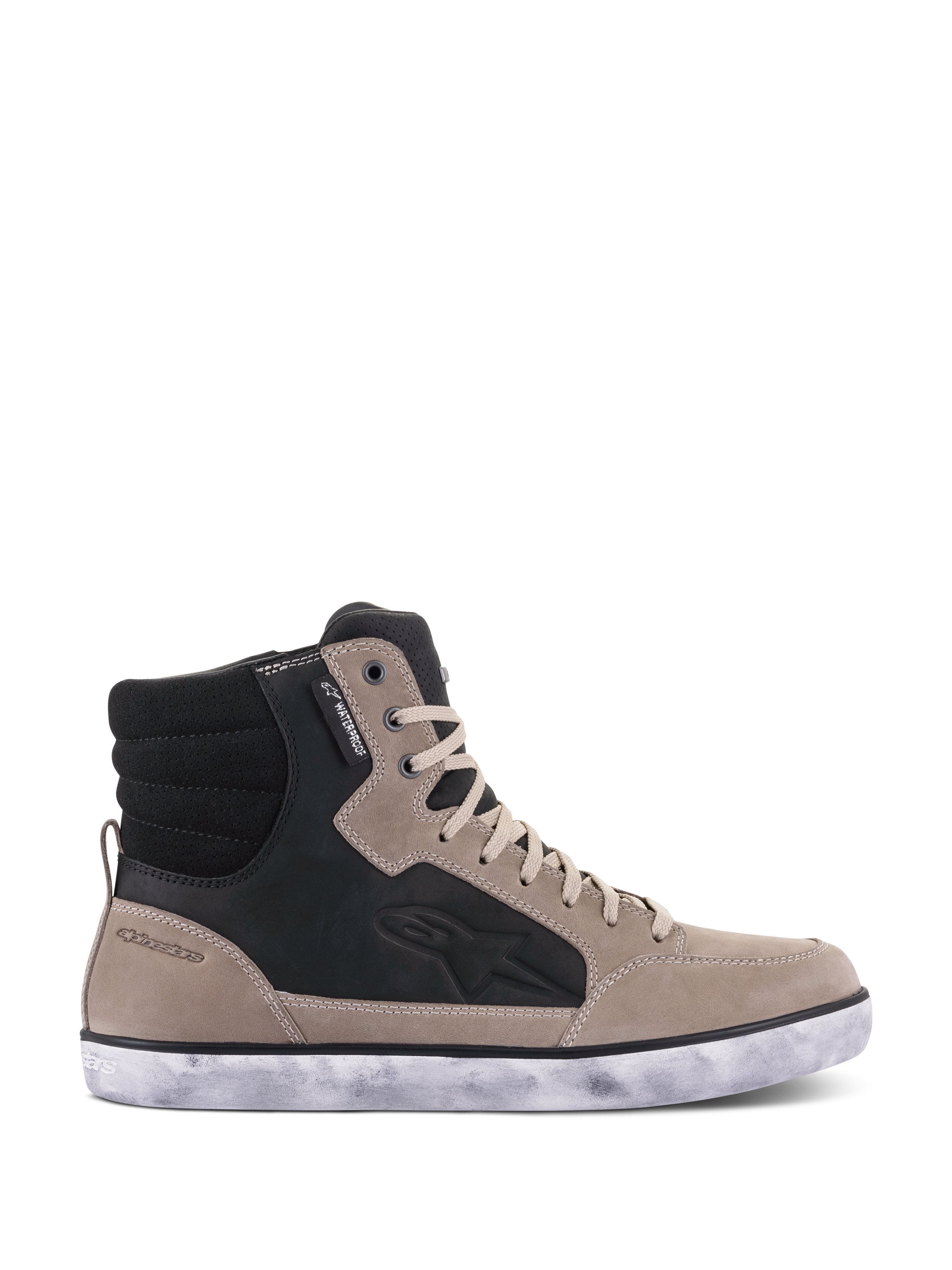 Sapato Alpinestars J-6 Waterproof, sapato de motociclismo, Preto Flint Branco, design de cano alto estilo ténis em pele com sola de borracha branca de aspeto desgastado, com logótipo Astar lateral e etiqueta de impermeabilidade