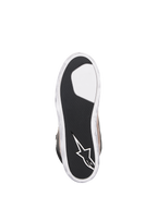 Alpinestars J-6 Waterproof Shoe, sapato de motociclismo, Preto Flint Branco, vista inferior da sola com borracha preta texturada para aderência, logótipo da estrela Alpinestars em branco no calcanhar e bordas brancas com efeito desgastado