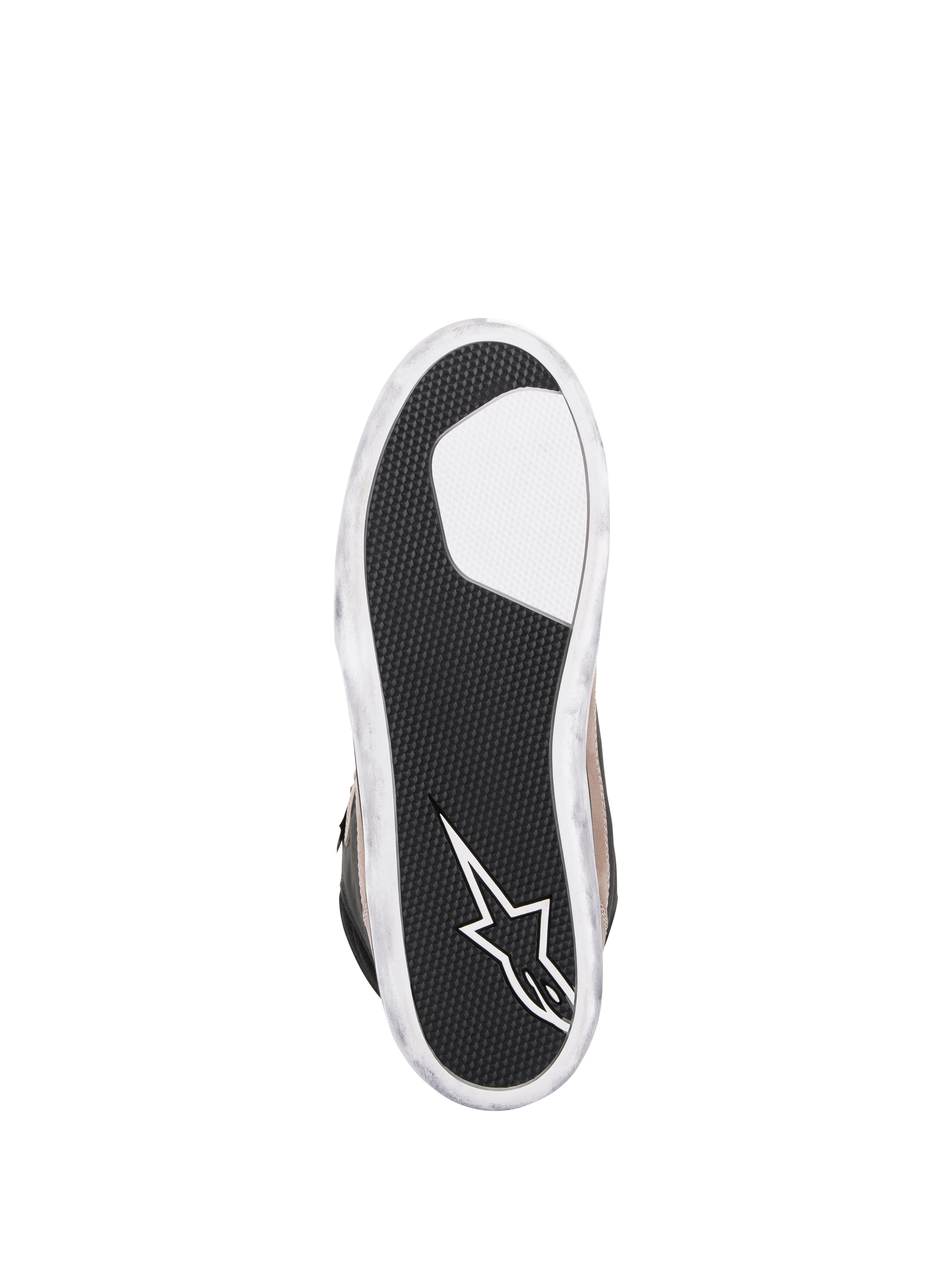 Alpinestars J-6 Waterproof Shoe, sapato de motociclismo, Preto Flint Branco, vista inferior da sola com borracha preta texturada para aderência, logótipo da estrela Alpinestars em branco no calcanhar e bordas brancas com efeito desgastado