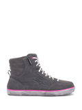 Alpinestars Sapatos J-6 Waterproof Femininos, sapatos de condução, cinzentos e fúcsia, design de sapatilha de cano alto com parte superior em camurça cinzenta, atacadores brancos e uma linha de detalhe cor-de-rosa vibrante acima da sola de borracha com efeito desgastado.
