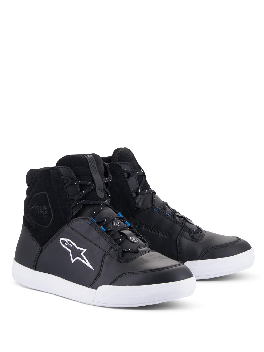 Sapatos Alpinestars Chrome Drystar®, sapatos de motociclismo urbanos, pretos e brancos com detalhes em azul, design de sapatilha de cano alto com parte superior em pele e camurça, sola branca contrastante e logótipo Astars branco, calçado impermeável para condução urbana