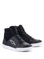 Sapatos Alpinestars Chrome Drystar®, sapatos de motociclismo urbanos, pretos e brancos com detalhes em azul, design de sapatilha de cano alto com parte superior em pele e camurça, sola branca contrastante e logótipo Astars branco, calçado impermeável para condução urbana