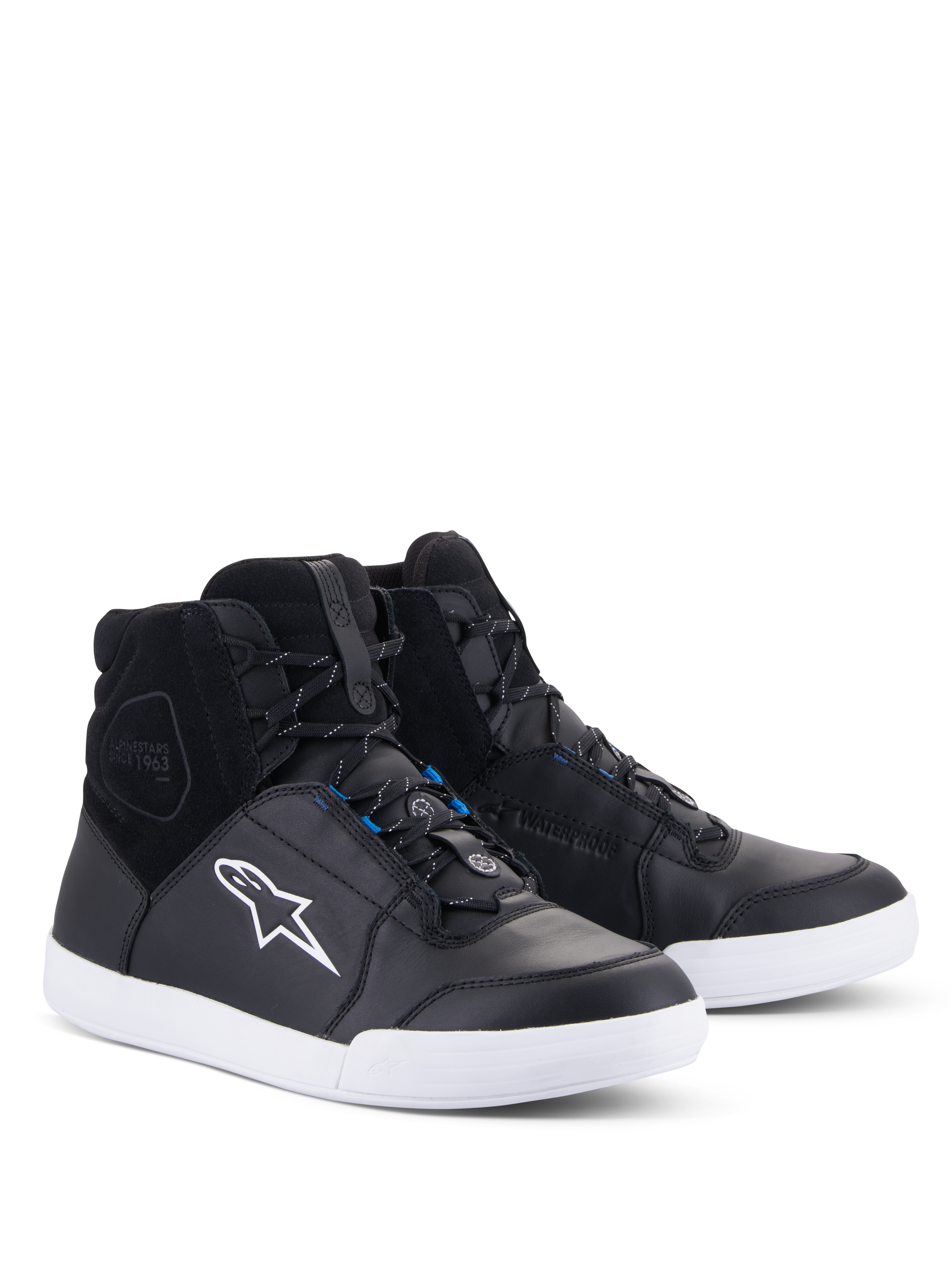 Sapatos Alpinestars Chrome Drystar®, sapatos de motociclismo urbanos, pretos e brancos com detalhes em azul, design de sapatilha de cano alto com parte superior em pele e camurça, sola branca contrastante e logótipo Astars branco, calçado impermeável para condução urbana