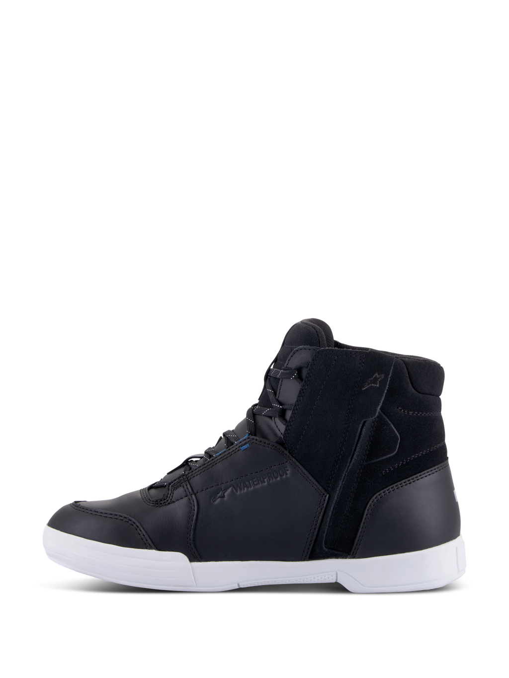 Sapatos Alpinestars Chrome Drystar®, sapatos de motociclismo urbano, pretos e brancos com detalhes azuis, parte superior em couro e camurça, fecho de correr lateral, sola branca, marcação de impermeabilidade, estilo casual de sapatilha de cano alto