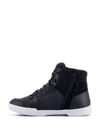 Sapatos Alpinestars Chrome Drystar®, sapatos de motociclismo urbano, pretos e brancos com detalhes azuis, parte superior em couro e camurça, fecho de correr lateral, sola branca, marcação de impermeabilidade, estilo casual de sapatilha de cano alto