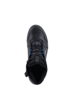 Sapatos Alpinestars Chrome Drystar®, sapatos urbanos para motociclismo, preto branco azul, vista de cima com atacadores pretos e detalhes azuis, construção em pele premium e design protetor de estilo urbano