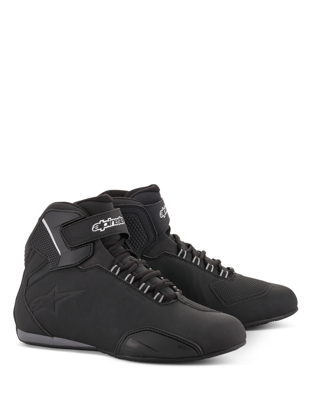 Sapatos Impermeáveis Alpinestars Sektor, sapatos de motociclismo, pretos, silhueta de cano médio com atacadores e tira de Velcro no tornozelo, logótipo Alpinestars branco, estrutura em microfibra leve com painéis reforçados e sola de borracha