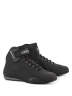 Sapatos Impermeáveis Alpinestars Sektor, sapatos de motociclismo, pretos, silhueta de cano médio com atacadores e tira de Velcro no tornozelo, logótipo Alpinestars branco, estrutura em microfibra leve com painéis reforçados e sola de borracha