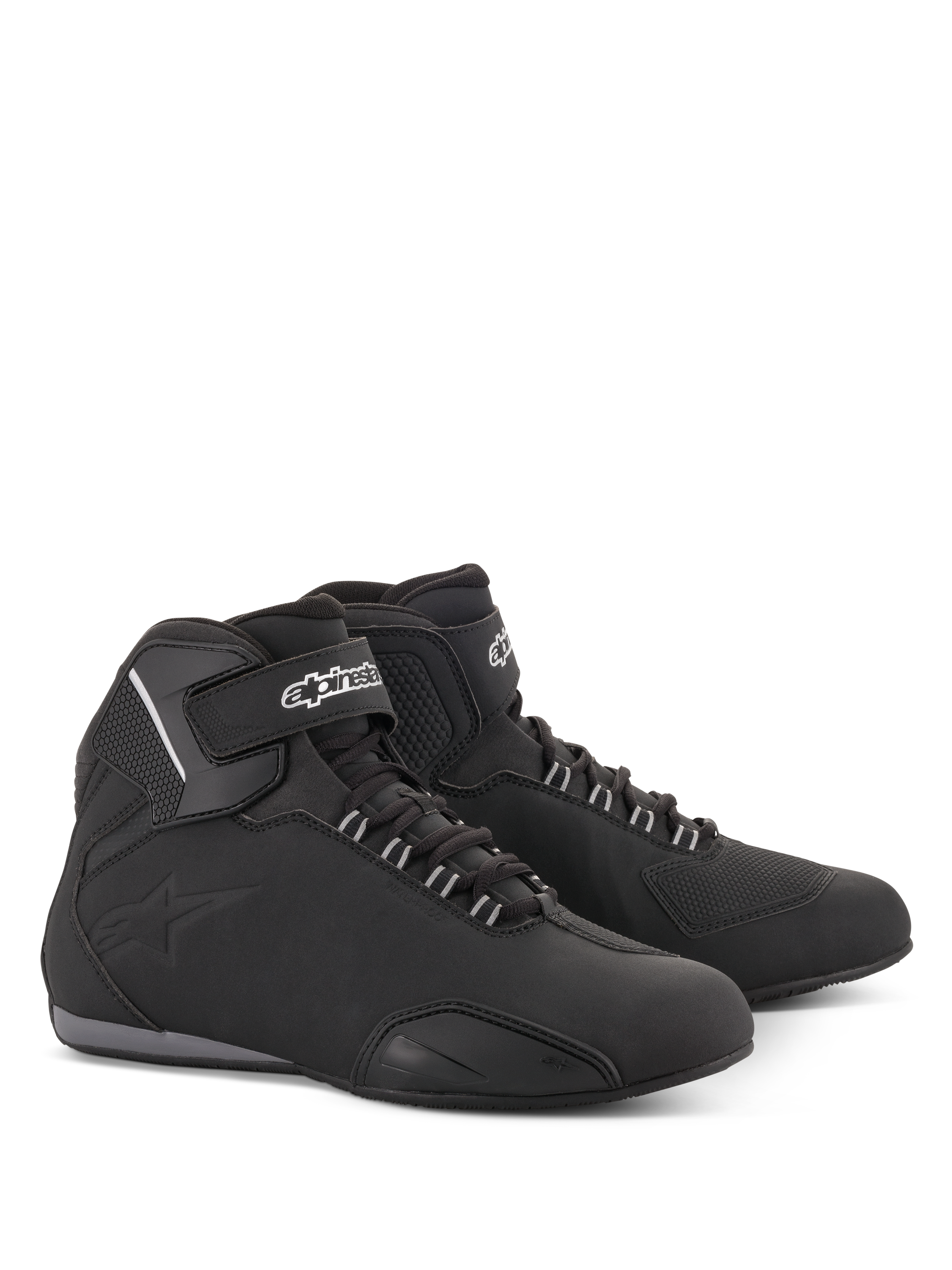 Sapatos Impermeáveis Alpinestars Sektor, sapatos de motociclismo, pretos, silhueta de cano médio com atacadores e tira de Velcro no tornozelo, logótipo Alpinestars branco, estrutura em microfibra leve com painéis reforçados e sola de borracha