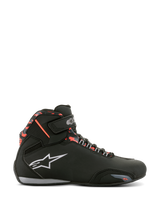 Alpinestars Sektor Waterproof Shoes, sapatos de motociclismo, preto, cinzento escuro e vermelho fluo, perfil lateral com atacadores e tira de velcro, logótipo branco e pormenores em estilo camuflado vermelho na gola do tornozelo