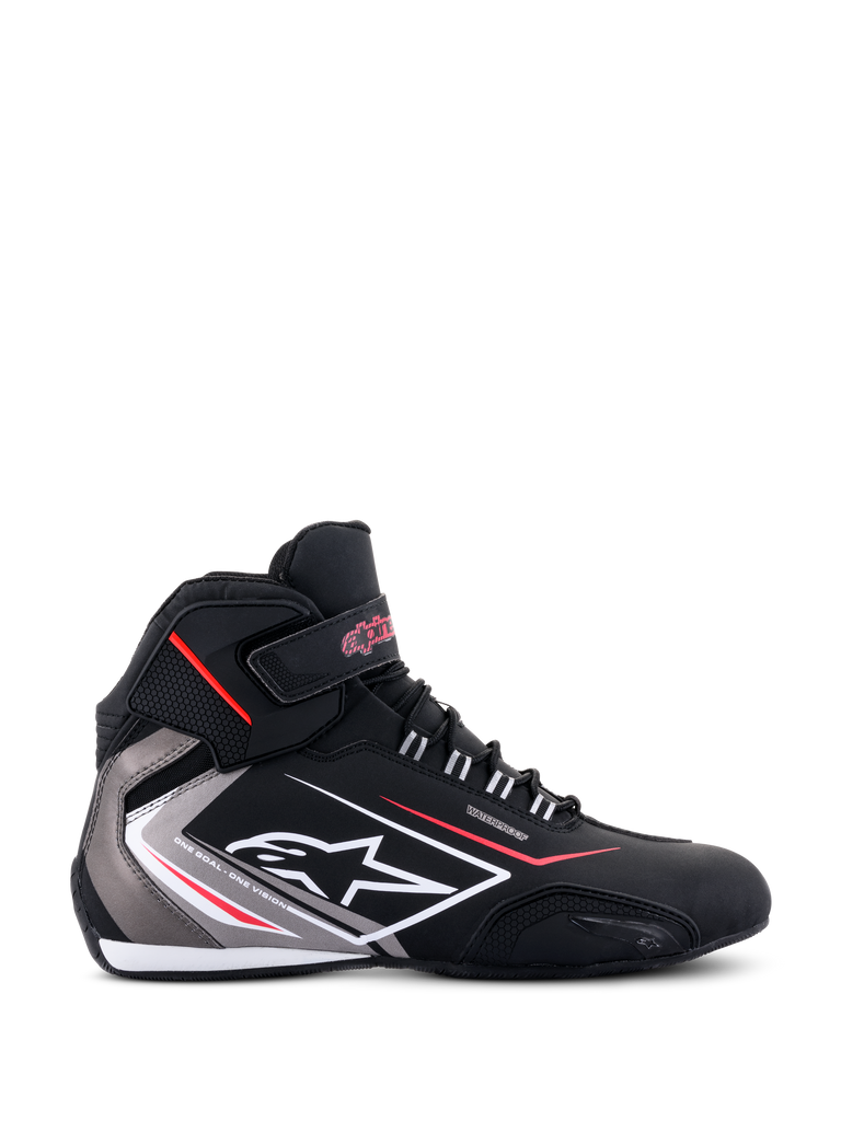 Sapatos Impermeáveis Alpinestars Sektor, sapatos de motociclismo, pretos, brancos e cinzentos com detalhes em vermelho, vista de perfil com o logótipo Alpinestars branco e identificação de membrana impermeável, construção em microfibra leve, design atlético elegante para desempenho em estrada em todas as condições climatéricas
