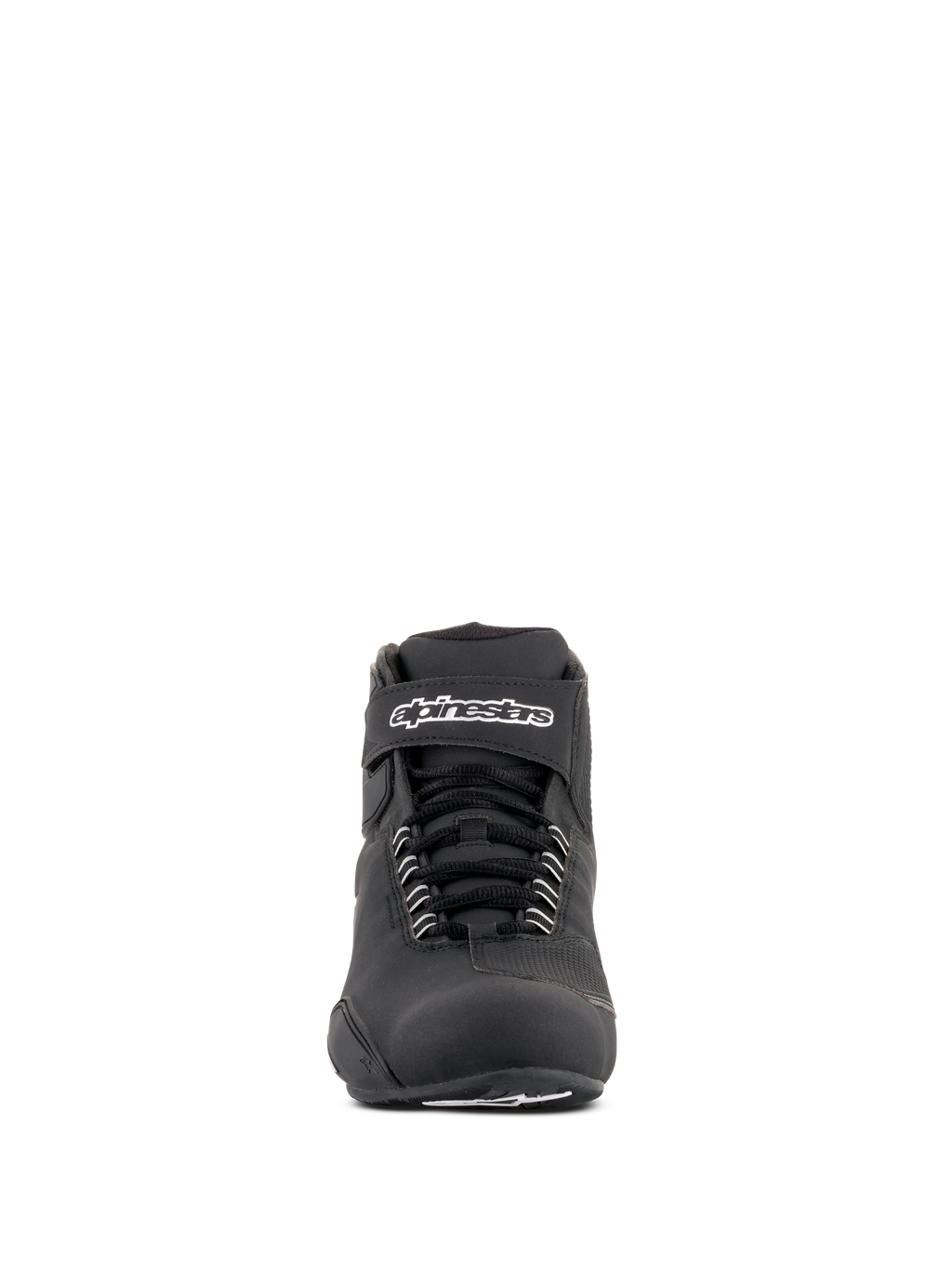 Sapatos Impermeáveis Alpinestars Sektor, sapatos de motociclismo pretos, vista frontal com atacadores pretos e tira de velcro no tornozelo com logótipo Alpinestars branco, design elegante em microfibra para desempenho em motociclismo em todas as condições climatéricas