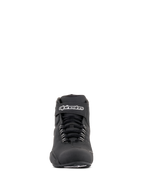 Sapatos Impermeáveis Alpinestars Sektor, sapatos de motociclismo pretos, vista frontal com atacadores pretos e tira de velcro no tornozelo com logótipo Alpinestars branco, design elegante em microfibra para desempenho em motociclismo em todas as condições climatéricas