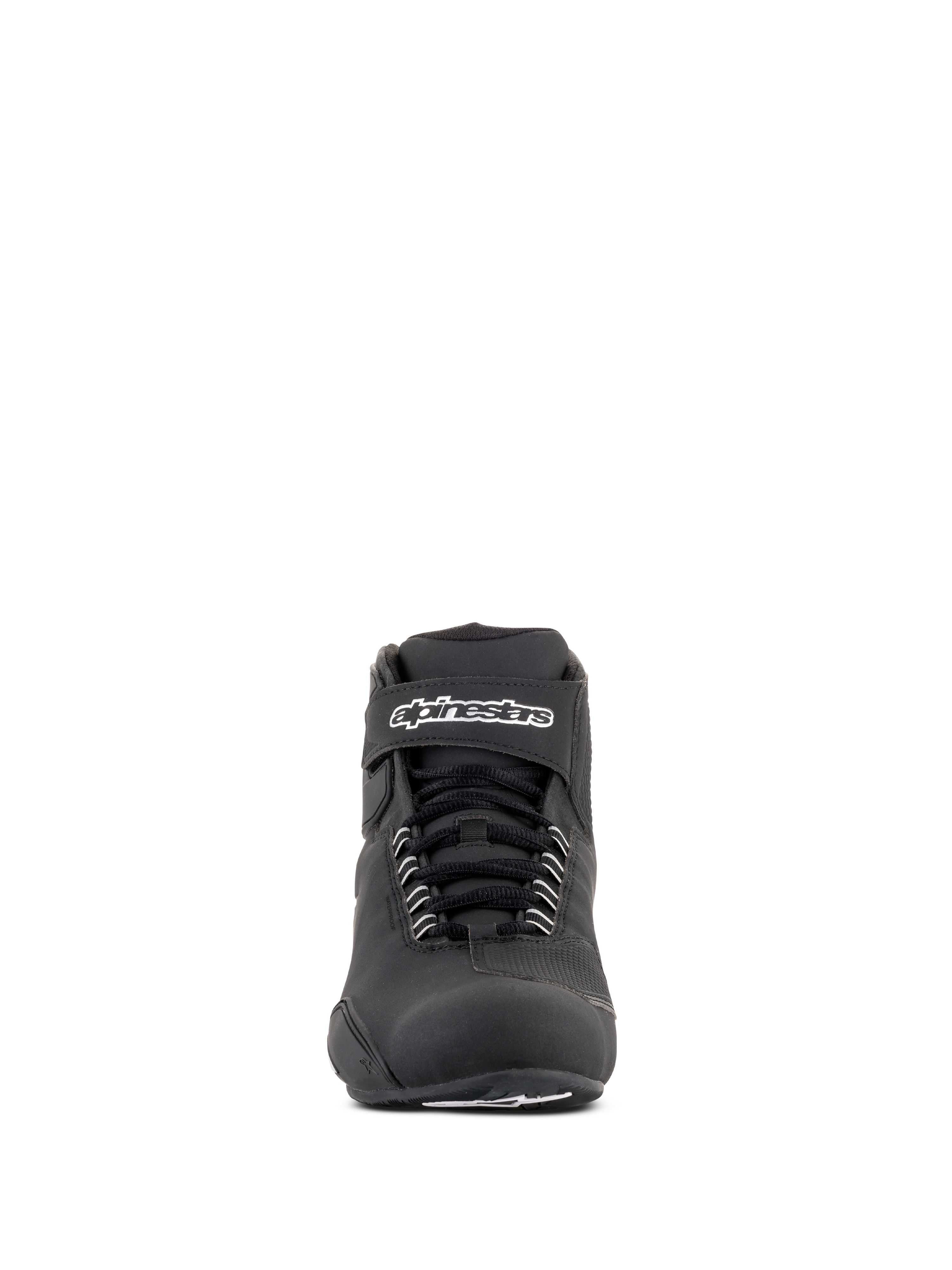 Sapatos Impermeáveis Alpinestars Sektor, sapatos de motociclismo pretos, vista frontal com atacadores pretos e tira de velcro no tornozelo com logótipo Alpinestars branco, design elegante em microfibra para desempenho em motociclismo em todas as condições climatéricas