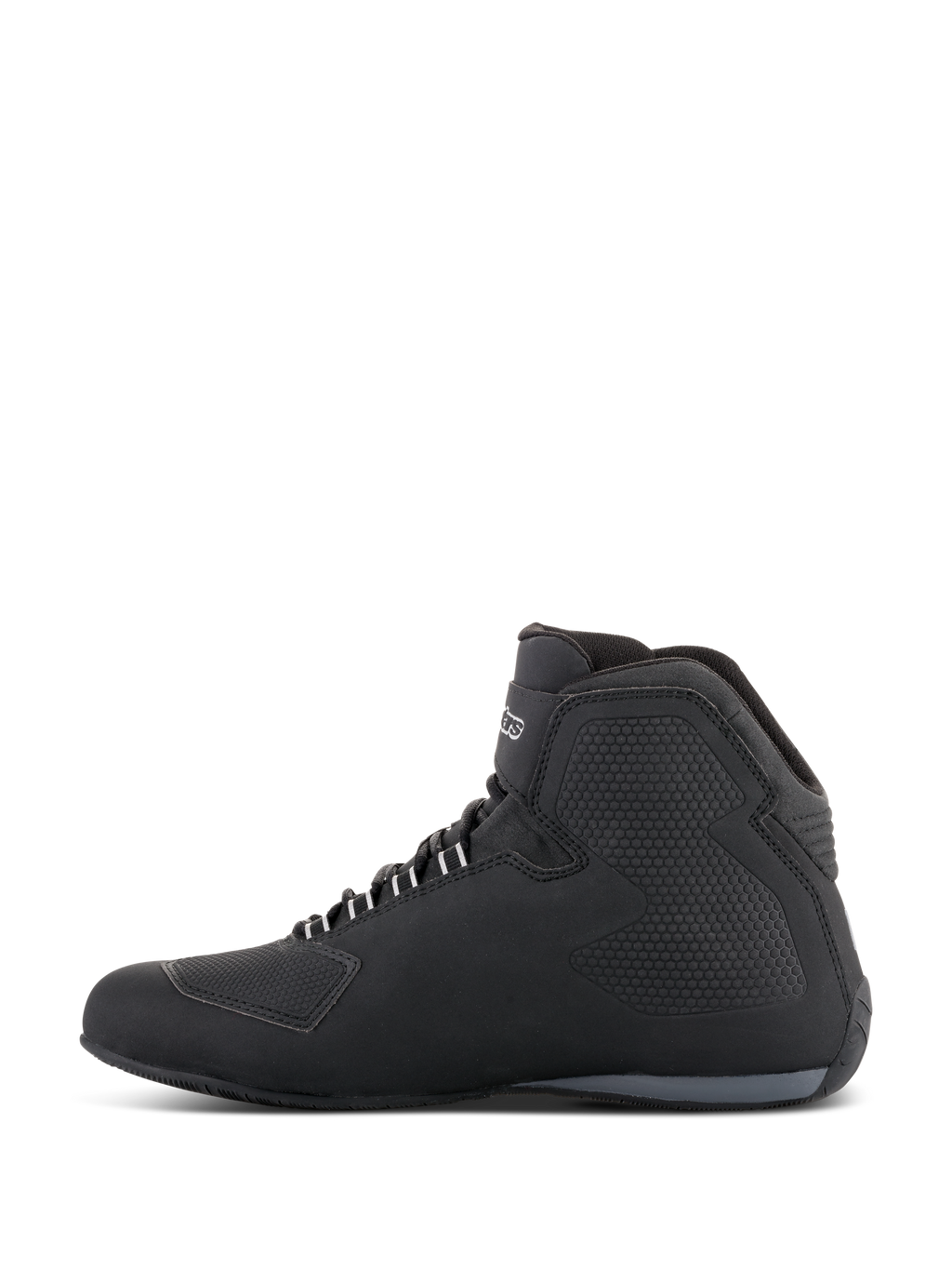 Alpinestars Sektor Waterproof Shoes, sapatos de motociclismo, pretos, vista de perfil lateral mostrando um design de cano alto com parte superior em microfibra, painéis laterais texturizados, ilhós brancos e logótipo da marca no tornozelo.