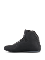Alpinestars Sektor Waterproof Shoes, sapatos de motociclismo, pretos, vista de perfil lateral mostrando um design de cano alto com parte superior em microfibra, painéis laterais texturizados, ilhós brancos e logótipo da marca no tornozelo.