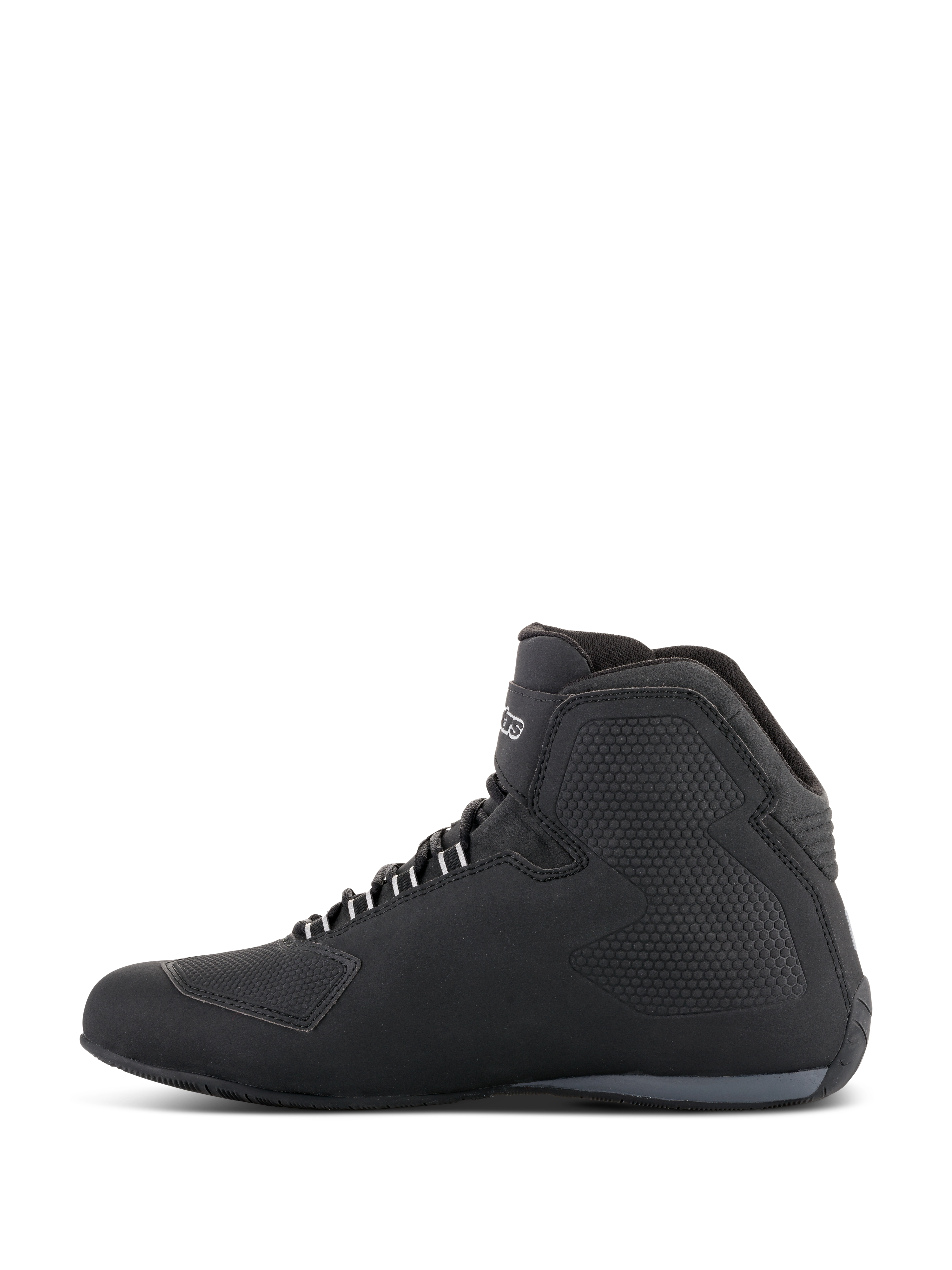 Alpinestars Sektor Waterproof Shoes, sapatos de motociclismo, pretos, vista de perfil lateral mostrando um design de cano alto com parte superior em microfibra, painéis laterais texturizados, ilhós brancos e logótipo da marca no tornozelo.
