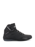 Sapatos Alpinestars Sektor Impermeáveis, sapatos de motociclismo, pretos, vista de perfil lateral, chassis elegante em microfibra com membrana impermeável, biqueira reforçada e tira de velcro segura no tornozelo