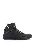 Sapatos Impermeáveis Alpinestars Sektor, sapatos de motociclismo, pretos, vista de perfil lateral com chassis em microfibra leve, tira no tornozelo com logótipo branco, logótipo em relevo e design atlético de cano baixo para condução em estrada