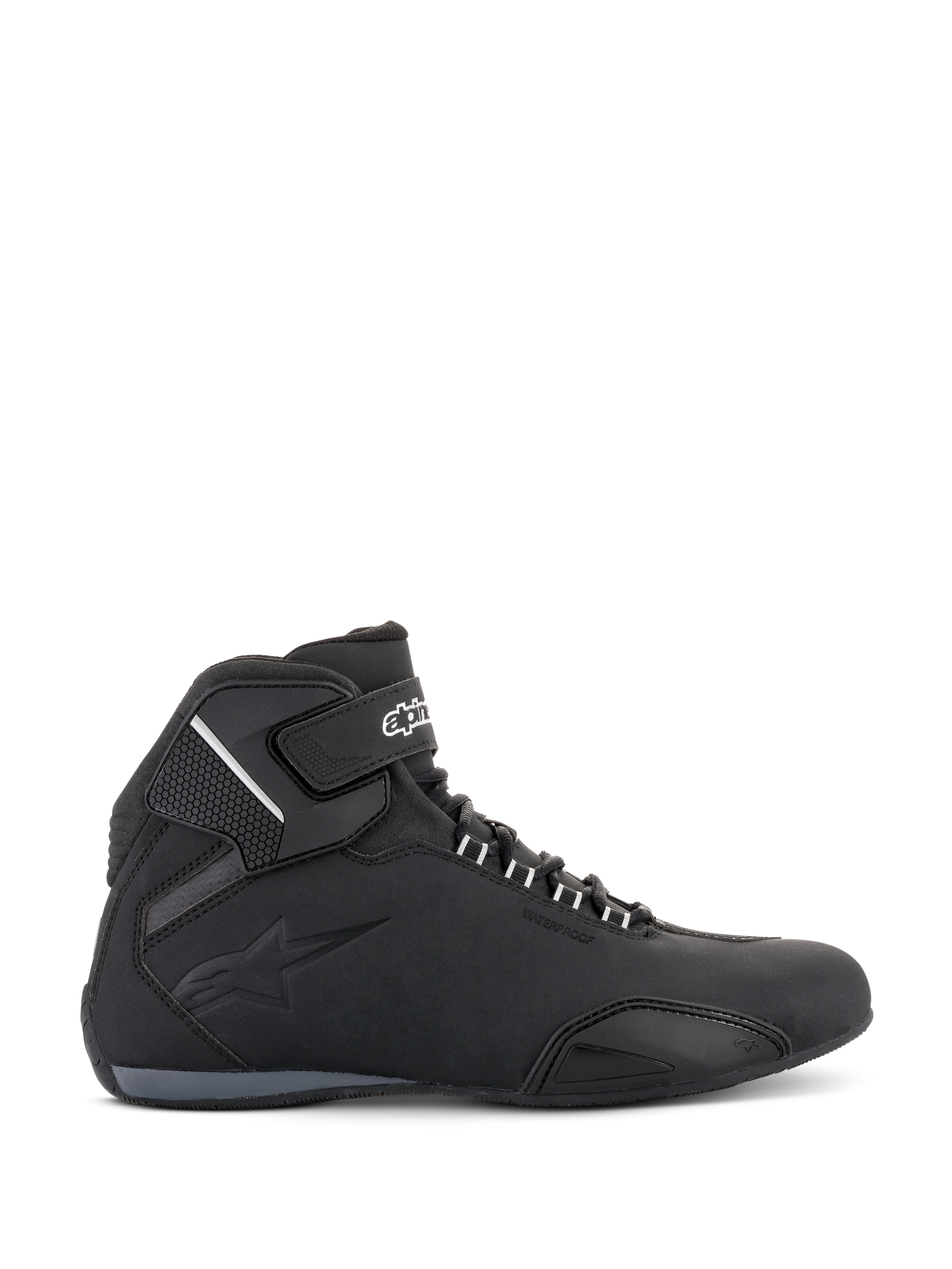 Sapatos Impermeáveis Alpinestars Sektor, sapatos de motociclismo, pretos, vista de perfil lateral com chassis em microfibra leve, tira no tornozelo com logótipo branco, logótipo em relevo e design atlético de cano baixo para condução em estrada