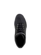 Alpinestars Sektor Waterproof Shoes, sapatos de motociclismo pretos, vista superior com atacadores pretos e biqueira reforçada, construção elegante em microfibra para performance em estrada