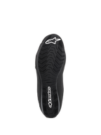Sapatos Impermeáveis Alpinestars Sektor, pretos, vista inferior da sola em composto de borracha, com um padrão de rasto especializado para escoamento de água e aderência, logótipo de estrela branco e marca nominativa Alpinestars.