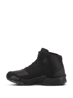 Alpinestars CR-X Drystar Riding Shoes, sapatos de motociclismo, pretos, vista de perfil lateral, design de cano alto com silhueta de sapatilha de corrida, com zona de mudança de velocidades em TPU reforçado, sola com relevos para aderência e construção impermeável para condução urbana e de estrada.