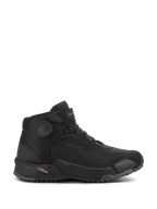 Alpinestars CR-X Drystar Riding Shoes, calçado de motociclismo preto, vista de perfil lateral, sapatos de condução urbanos impermeáveis, fecho de atacadores com tira superior, sola de borracha texturizada espessa, design desportivo com a marca Alpinestars