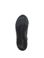 Alpinestars CR-X Drystar® Riding Shoes, sapatos de motociclismo pretos, vista inferior da sola exterior mostrando a configuração assimétrica dos pinos, composto de borracha resistente ao óleo e marca Alpinestars.