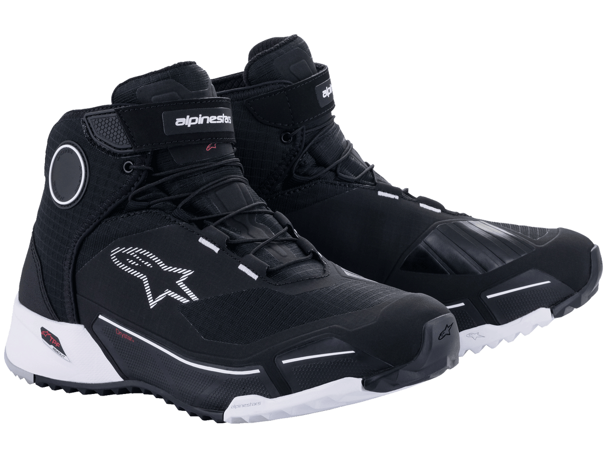Sapatos de Motociclismo Alpinestars CR-X Drystar em Preto e Branco, sapatos impermeáveis de estilo desportivo, sola exterior branca, parte superior em tecido preto com detalhes do logótipo em branco e discos de proteção nos tornozelos