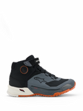 Sapatilhas de Condução Alpinestars CR-X Drystar, sapatilhas de motociclismo, preto, cinzento escuro e ferrugem, com um design de cano alto e tira de velcro no tornozelo, membrana impermeável Drystar, entressola branca e sola exterior robusta em laranja brilhante