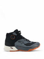 Sapatilhas de Condução Alpinestars CR-X Drystar, sapatilhas de motociclismo, preto, cinzento escuro e ferrugem, com um design de cano alto e tira de velcro no tornozelo, membrana impermeável Drystar, entressola branca e sola exterior robusta em laranja brilhante